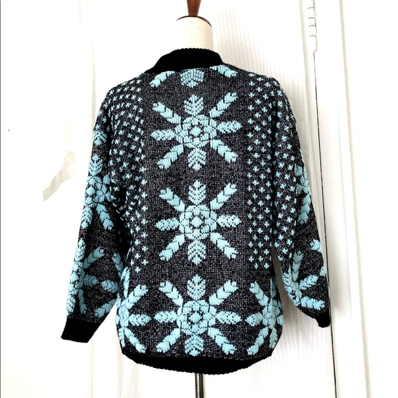 Vintage black & pale blue snowflake crewneck sweater - Picture 3 of 4